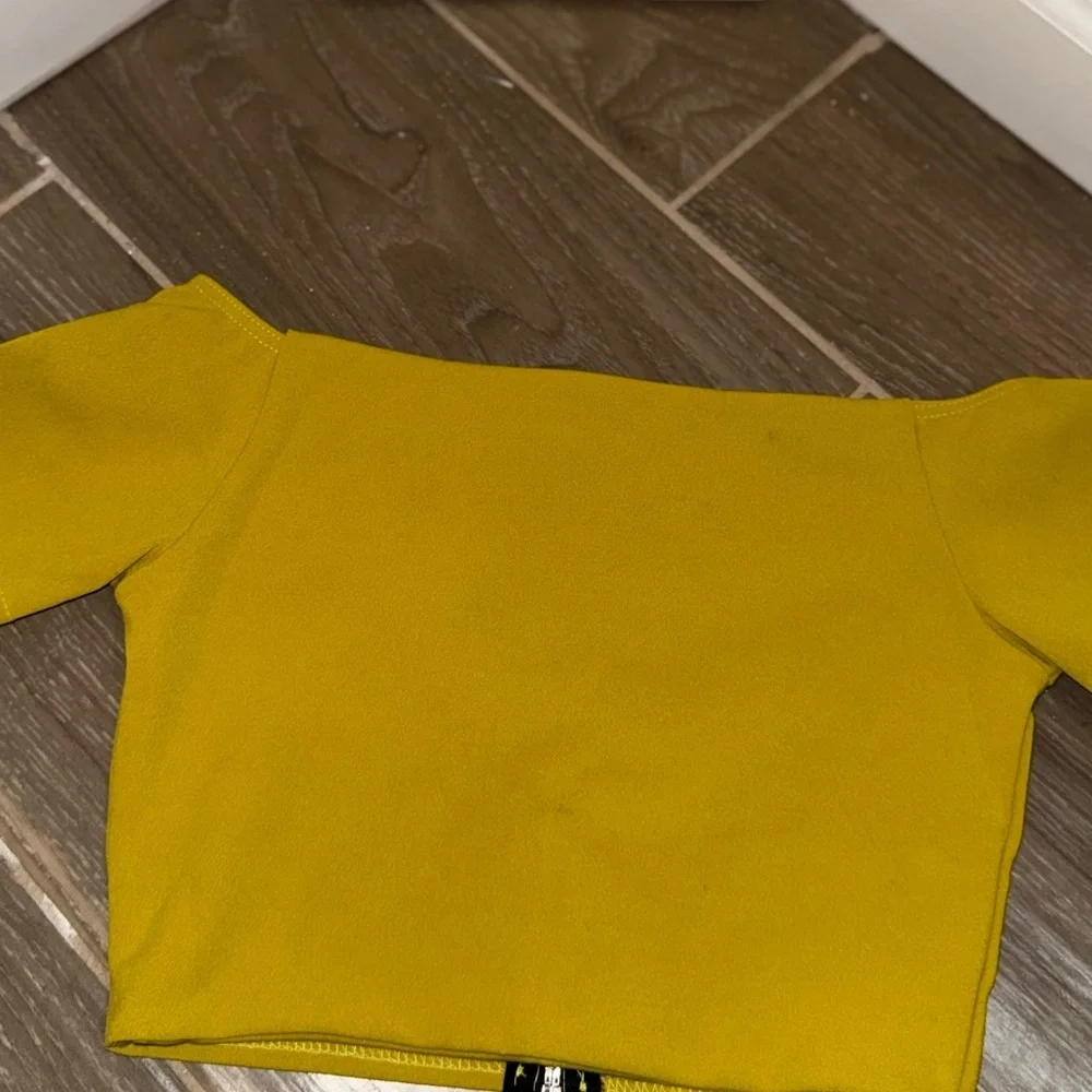 Misguided Yellow Crop top Size 6 Short Sleeve Round Neck Top with full back zip